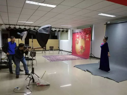 香山街道社区服务中心为老年志愿者拍摄艺术照，定格最美夕阳红